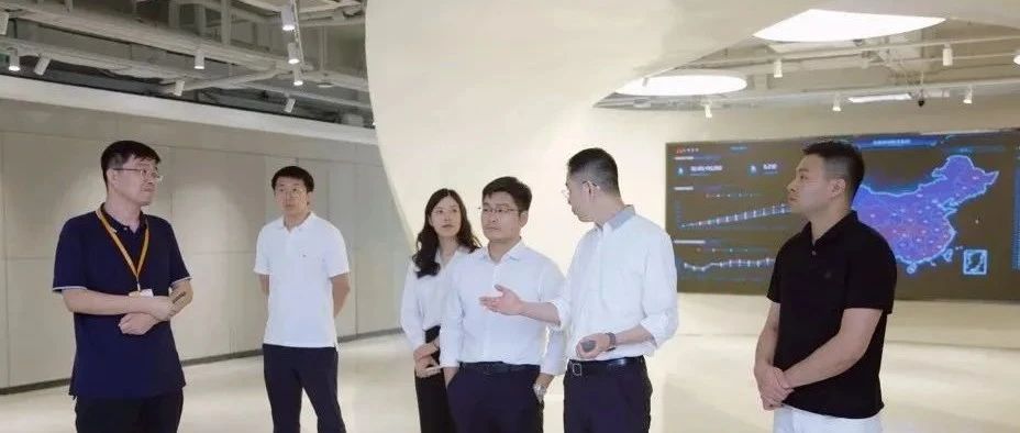 江苏无锡经济开发区管理委员会生长中心主任狄荟琛一行到尊老凯时人生就是博科技旅行交流